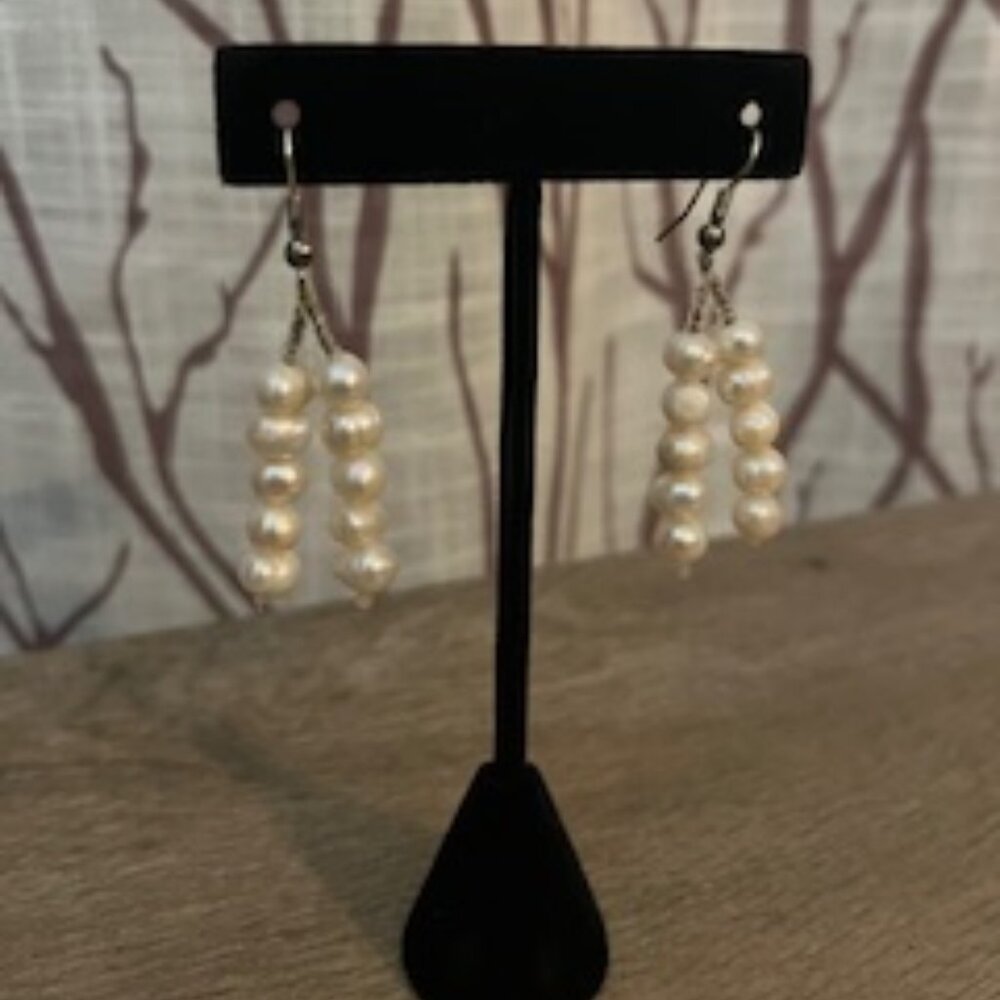 These earrings, with their dangle style and multiple strands of baroque freshwat